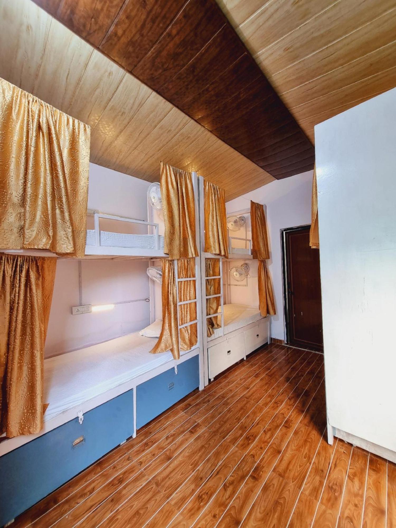 Landlopers Hostel Рішикеш Екстер'єр фото