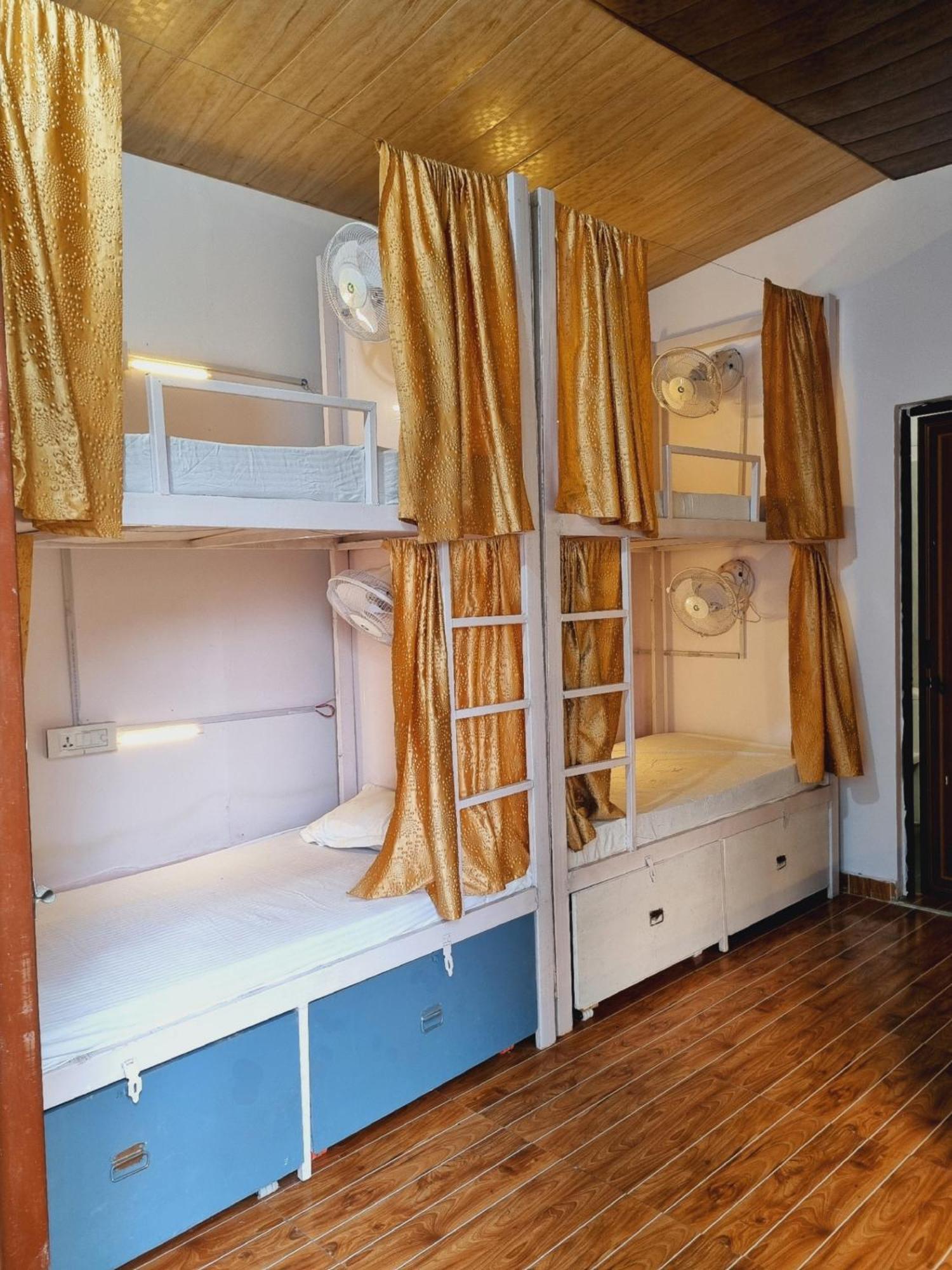 Landlopers Hostel Рішикеш Екстер'єр фото