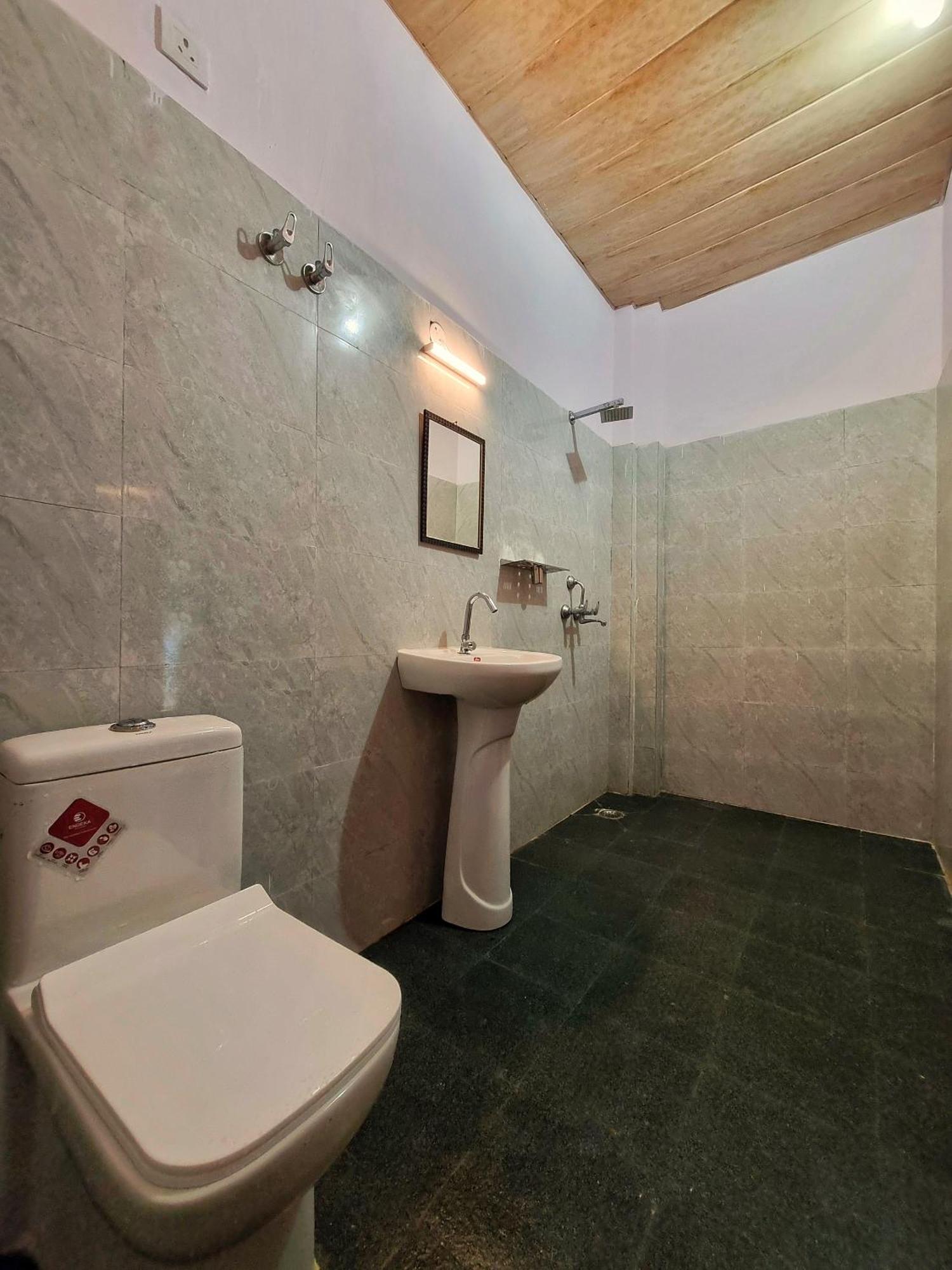 Landlopers Hostel Рішикеш Екстер'єр фото