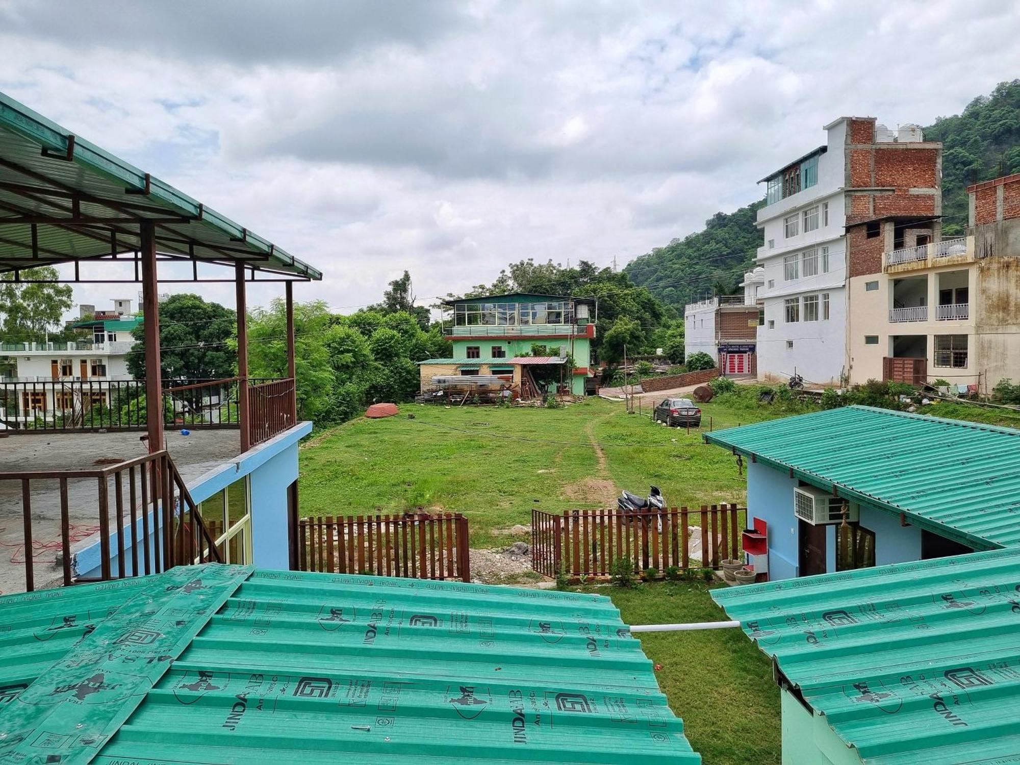 Landlopers Hostel Рішикеш Екстер'єр фото