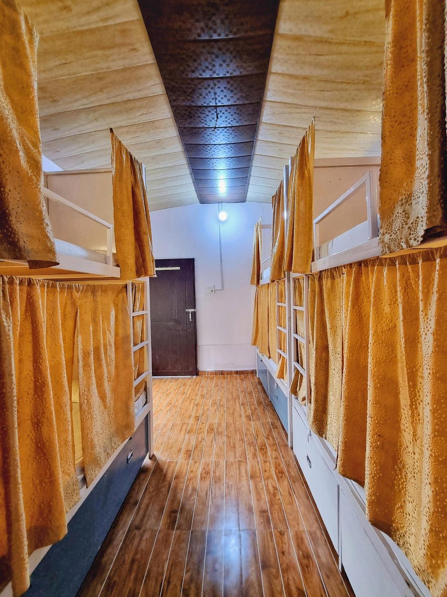Landlopers Hostel Рішикеш Екстер'єр фото