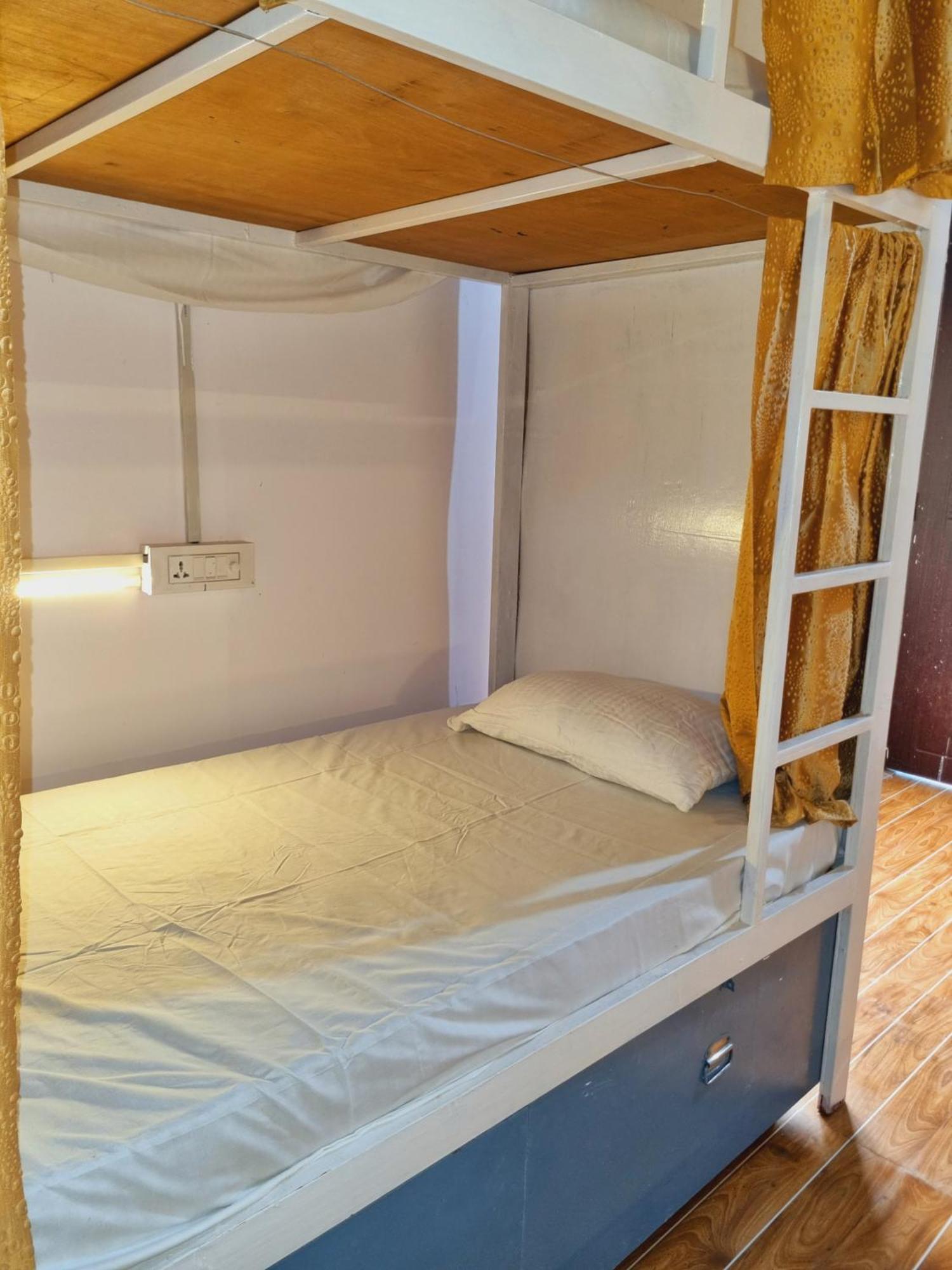 Landlopers Hostel Рішикеш Екстер'єр фото