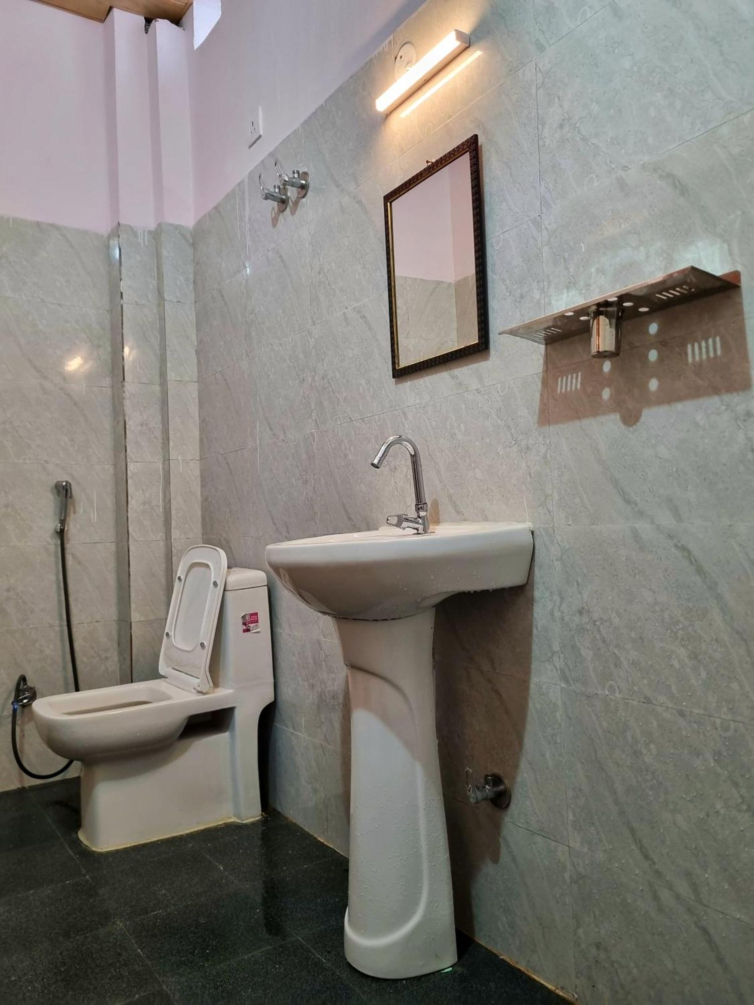 Landlopers Hostel Рішикеш Екстер'єр фото