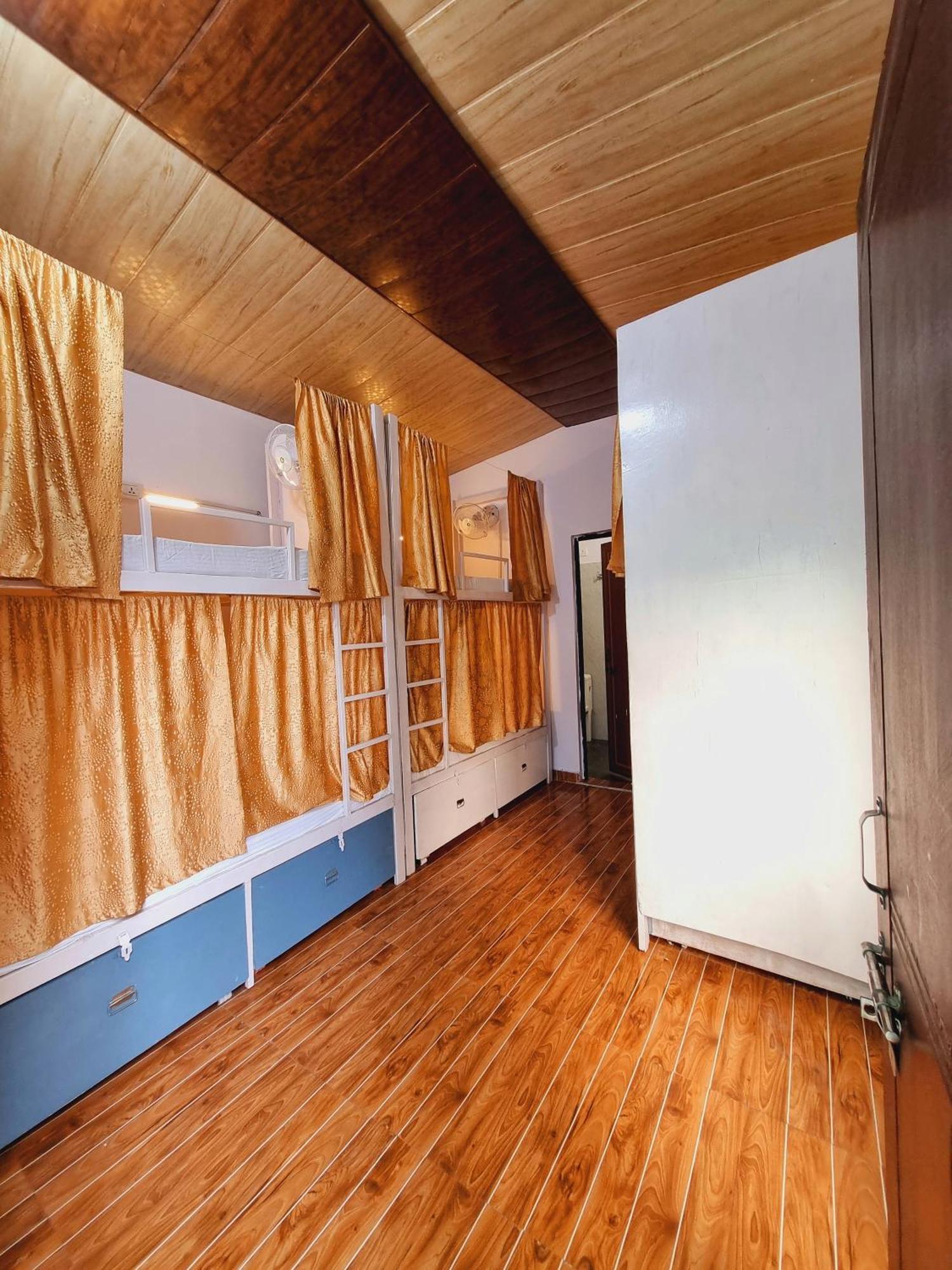 Landlopers Hostel Рішикеш Екстер'єр фото