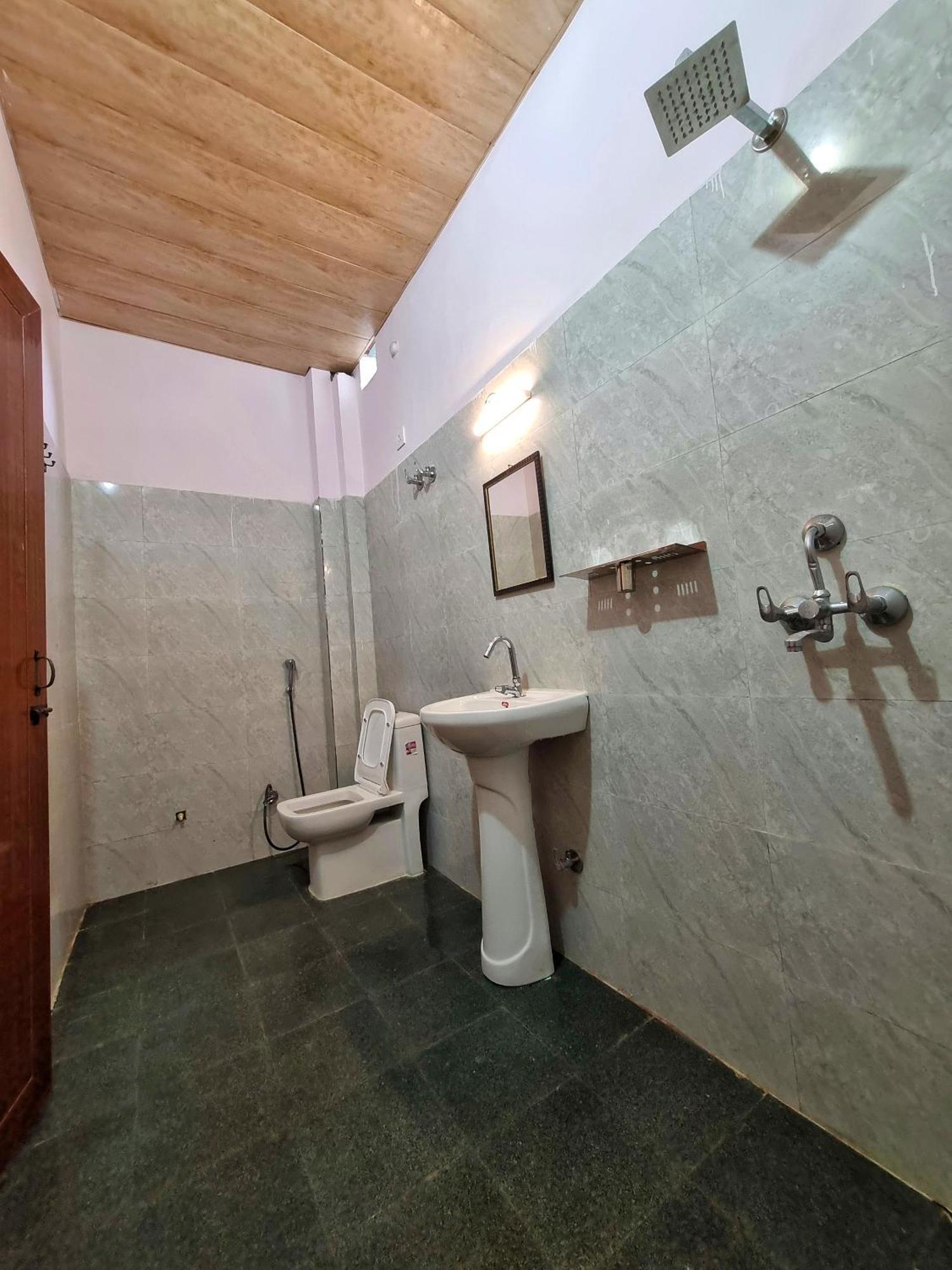 Landlopers Hostel Рішикеш Екстер'єр фото