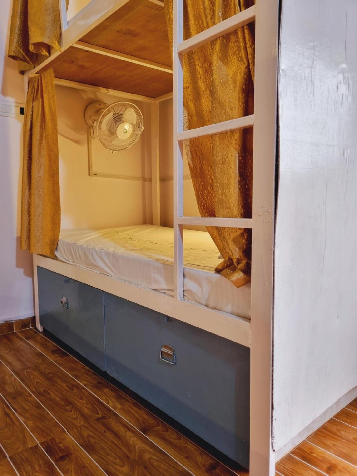Landlopers Hostel Рішикеш Екстер'єр фото
