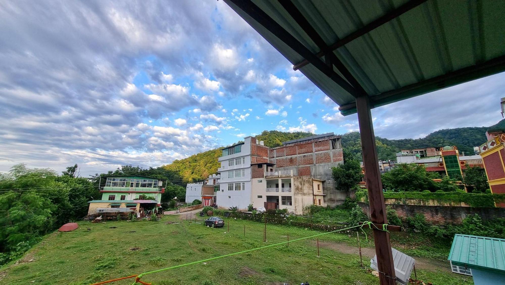 Landlopers Hostel Рішикеш Екстер'єр фото