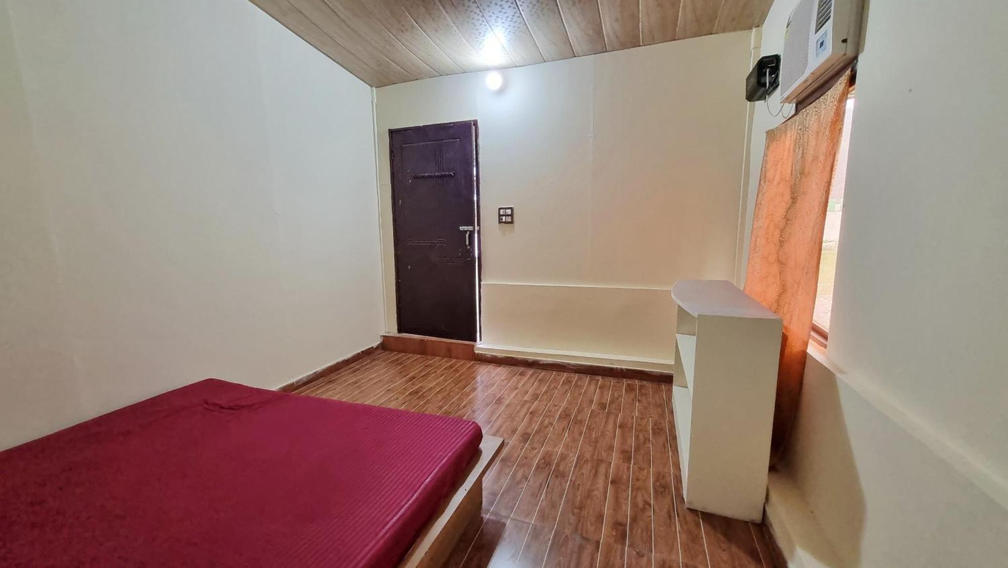 Landlopers Hostel Рішикеш Екстер'єр фото