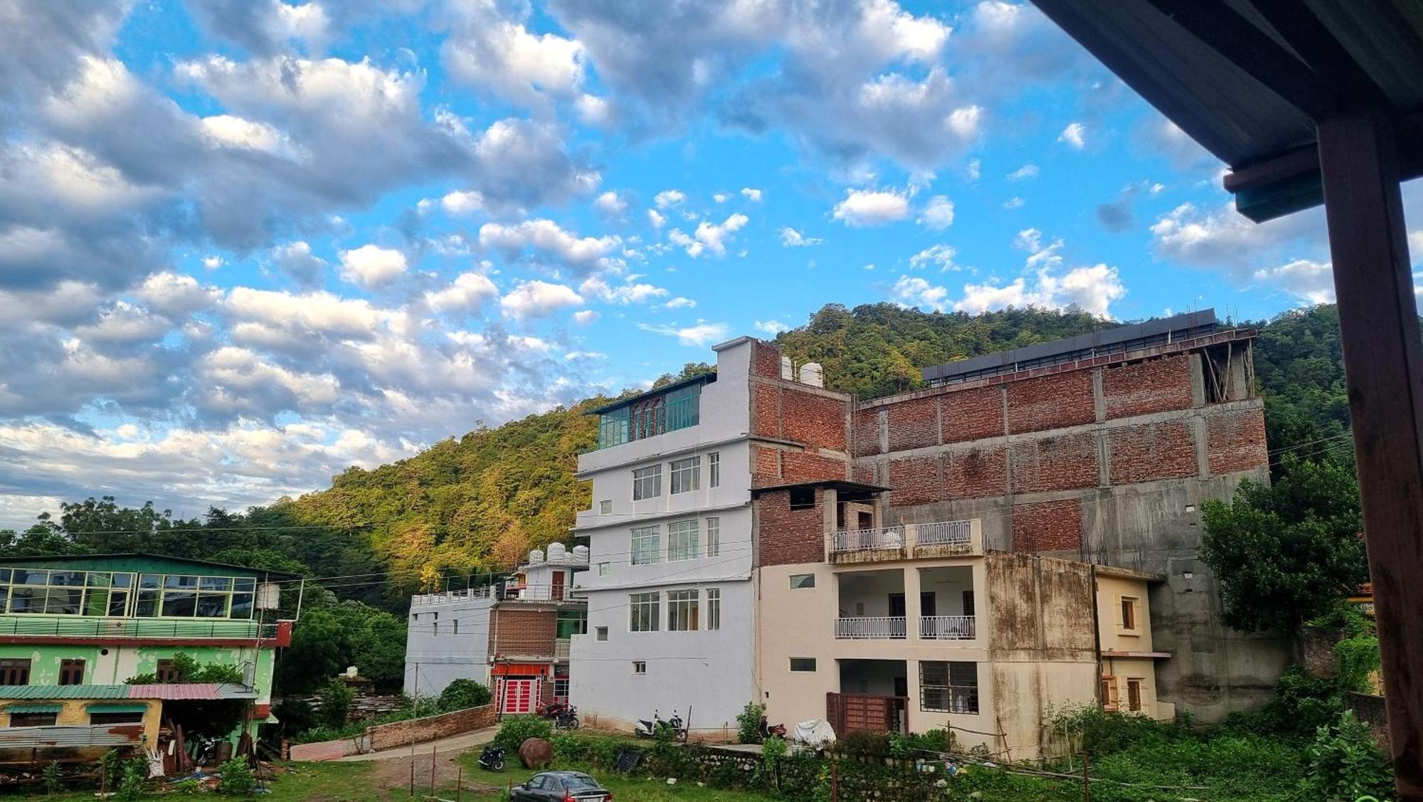 Landlopers Hostel Рішикеш Екстер'єр фото