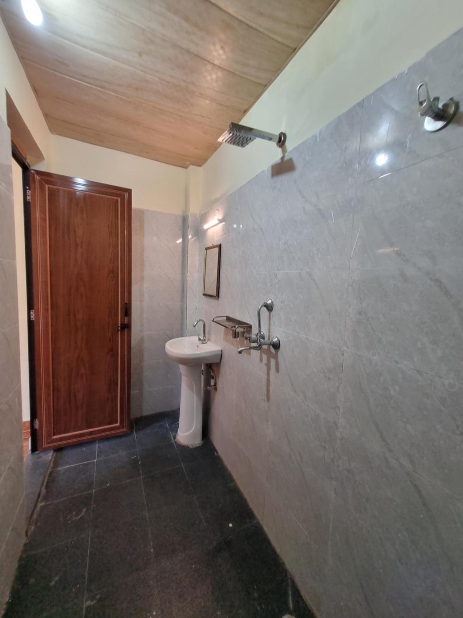 Landlopers Hostel Рішикеш Екстер'єр фото