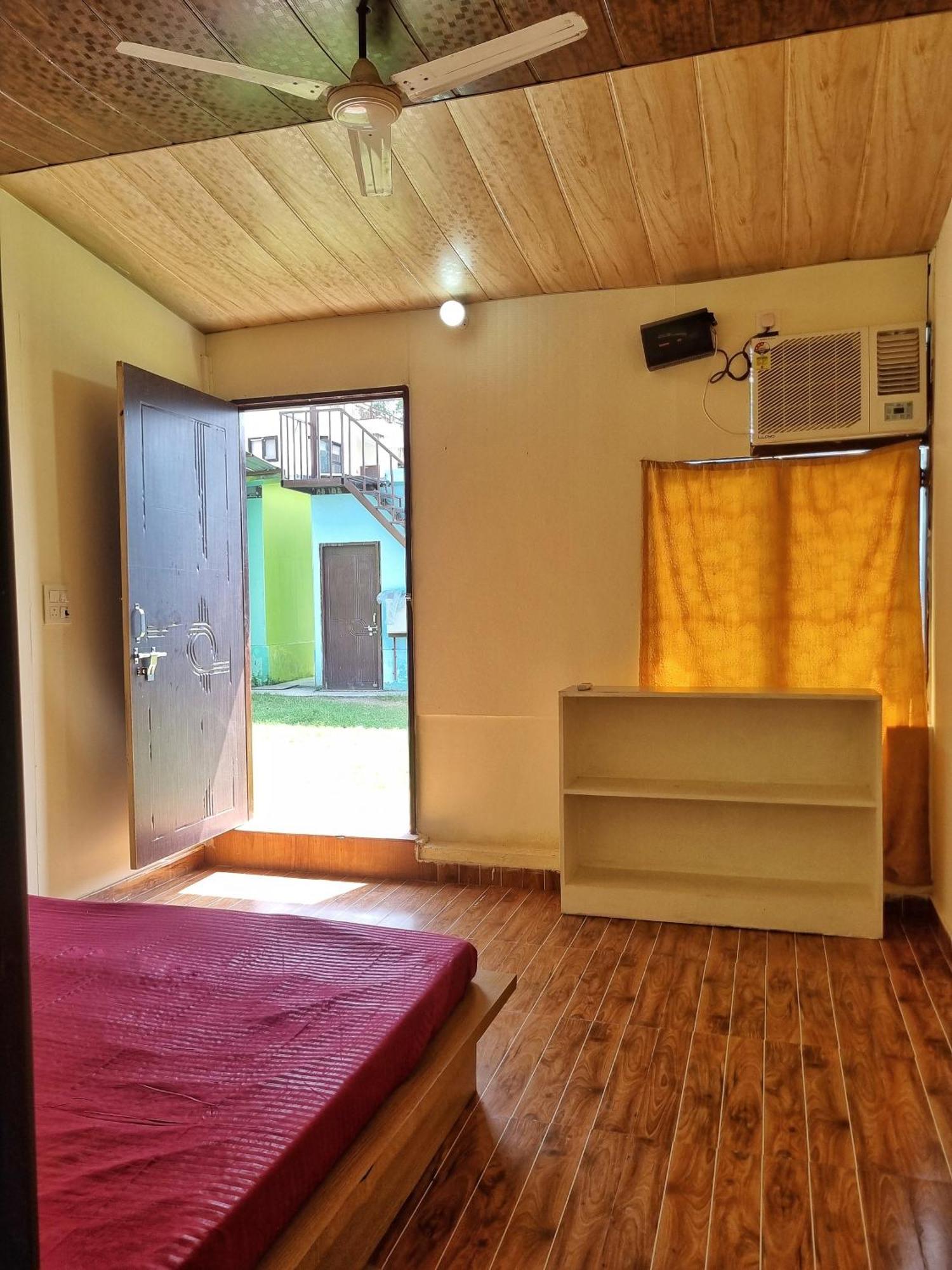 Landlopers Hostel Рішикеш Екстер'єр фото