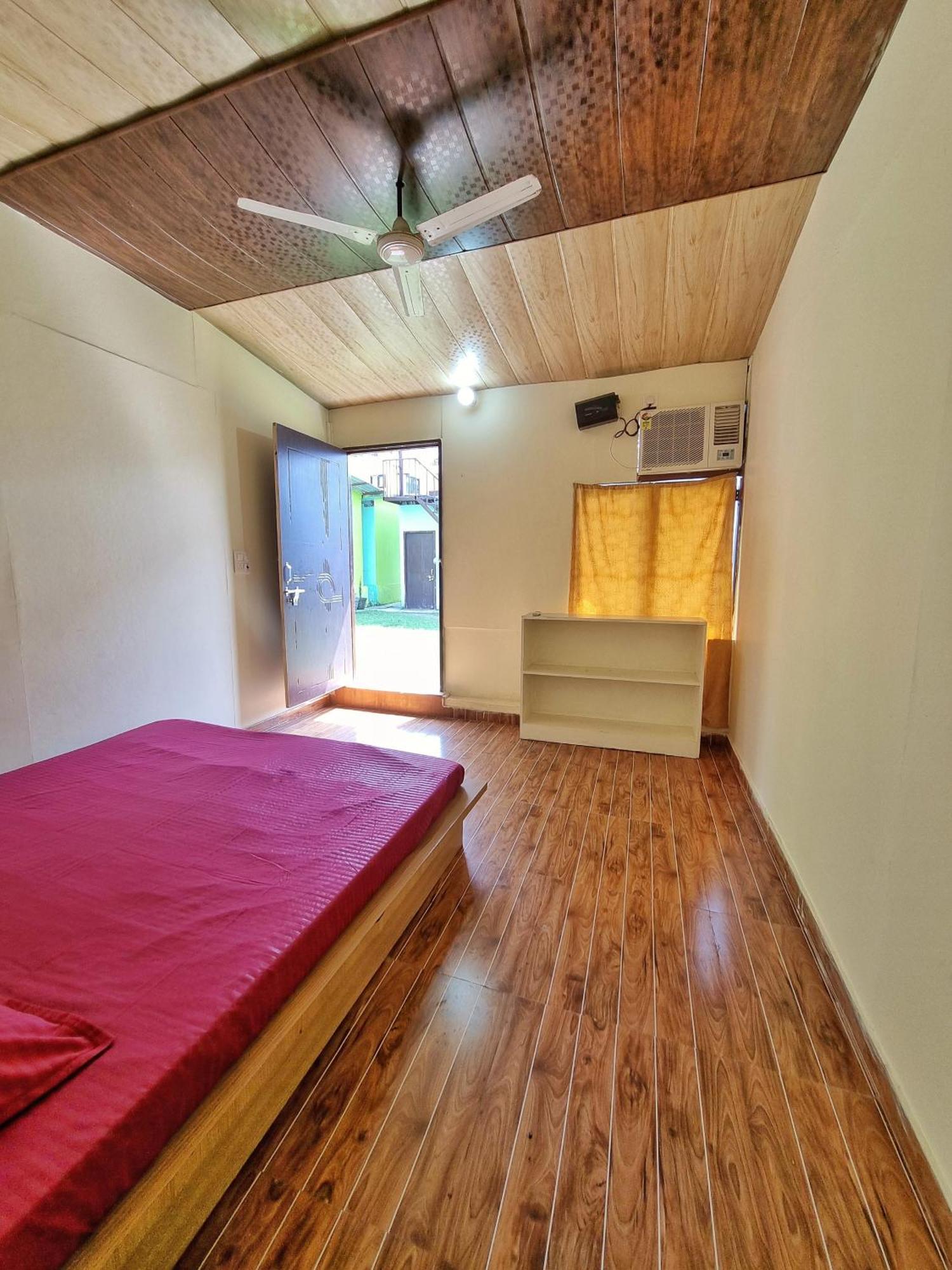 Landlopers Hostel Рішикеш Екстер'єр фото