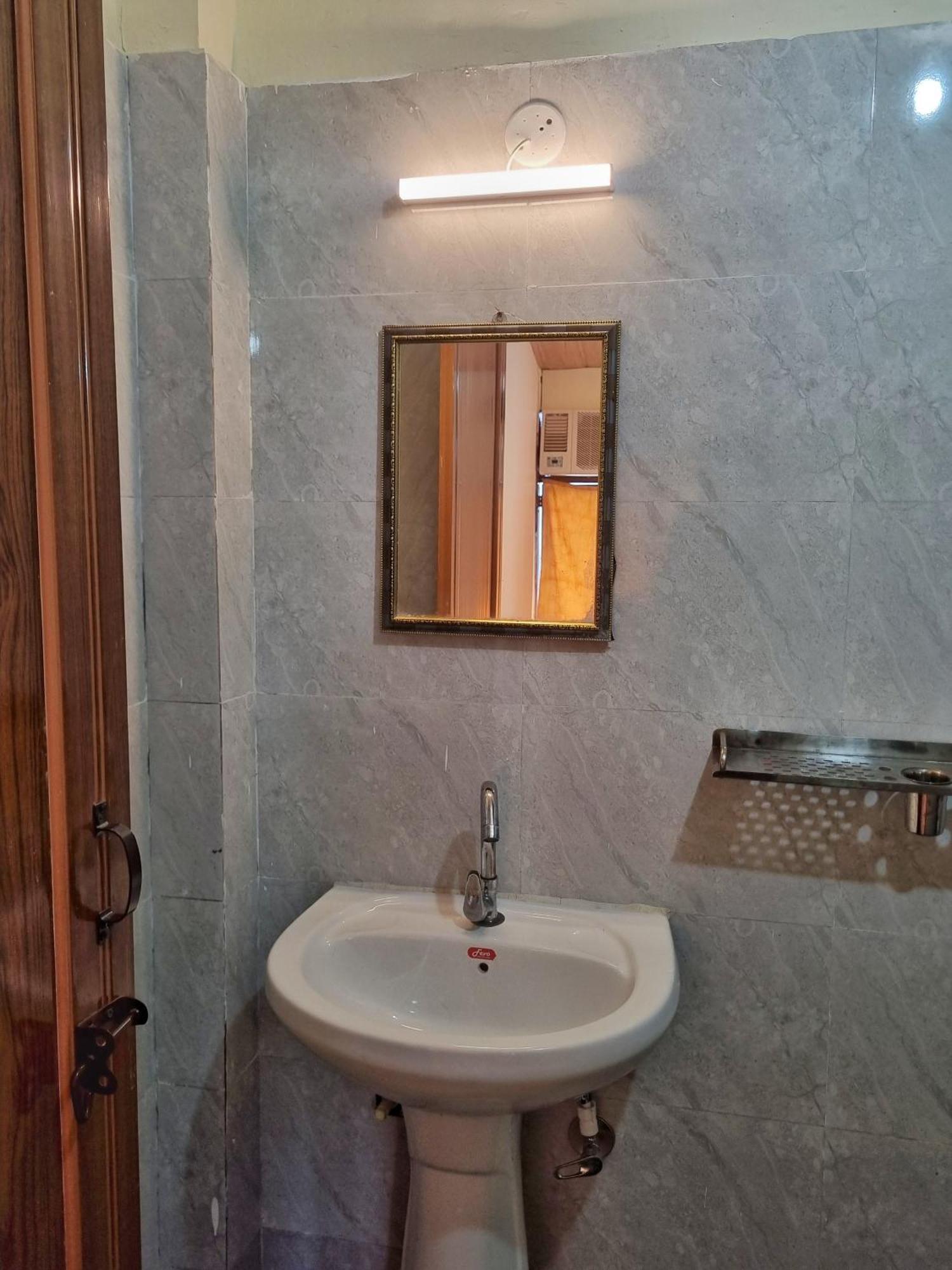 Landlopers Hostel Рішикеш Екстер'єр фото