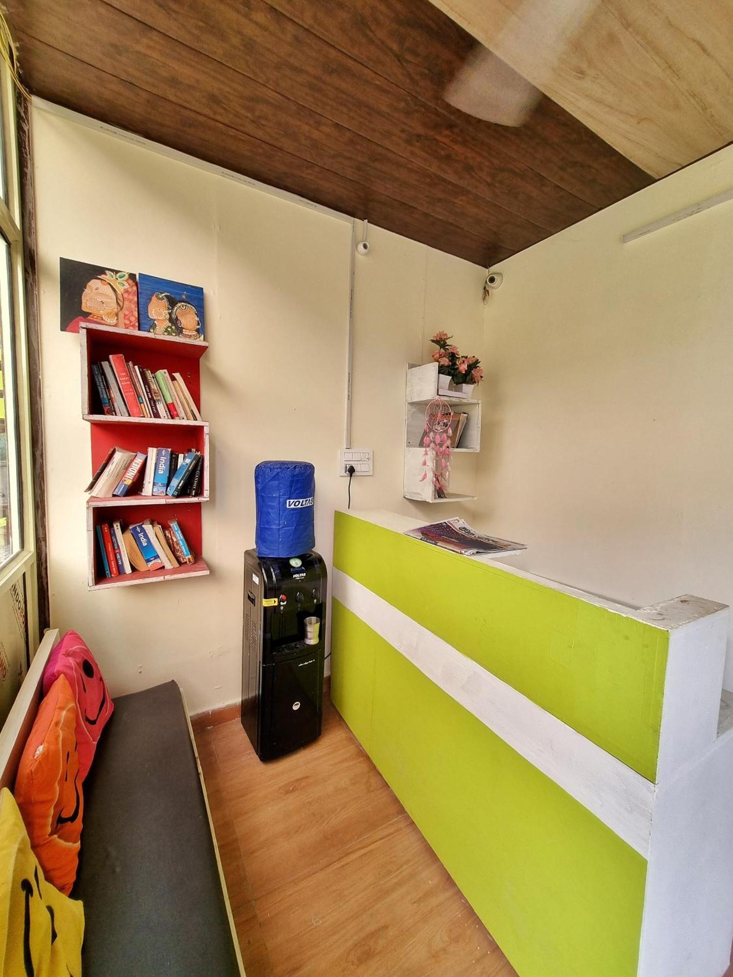 Landlopers Hostel Рішикеш Екстер'єр фото