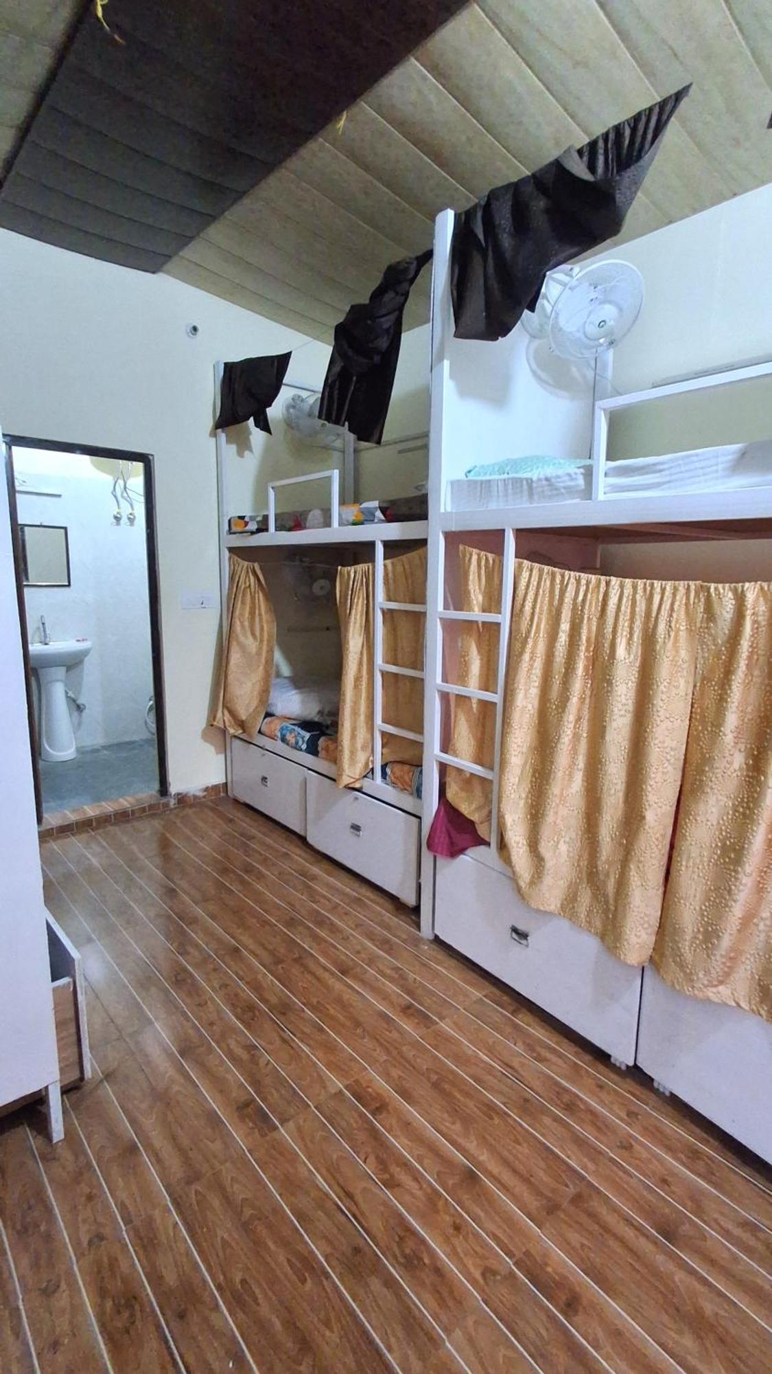Landlopers Hostel Рішикеш Екстер'єр фото