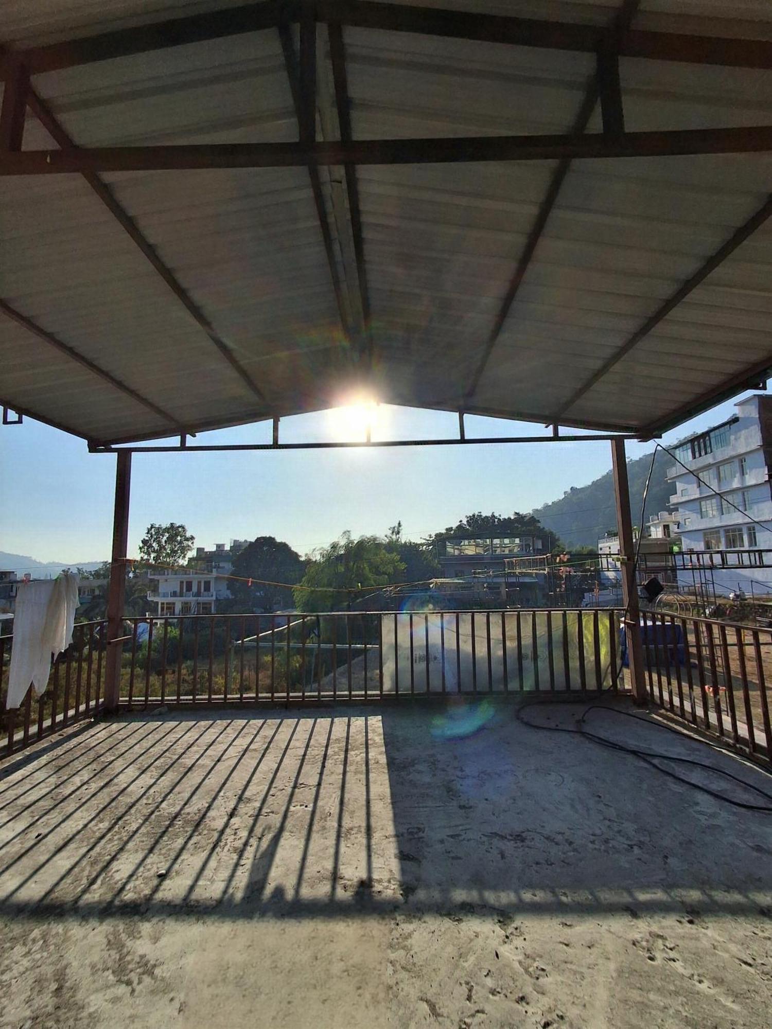 Landlopers Hostel Рішикеш Екстер'єр фото